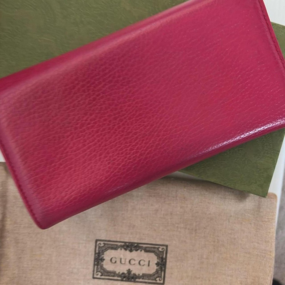 Gucci Fuchsia Pebbled Leather Clutch Wallet with Gold Stamp - Picture 5 of 8